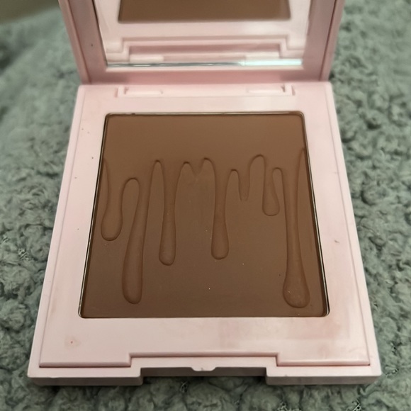 Kylie Jenner Beauty Pressed Bronzing Powder Bronzer Contour Tawny Mami 11g .39oz - Picture 3 of 4
